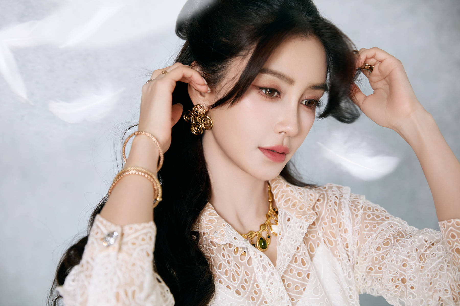 杨颖穿白色蕾丝裙清纯优雅 身材苗条纤细美腿吸睛