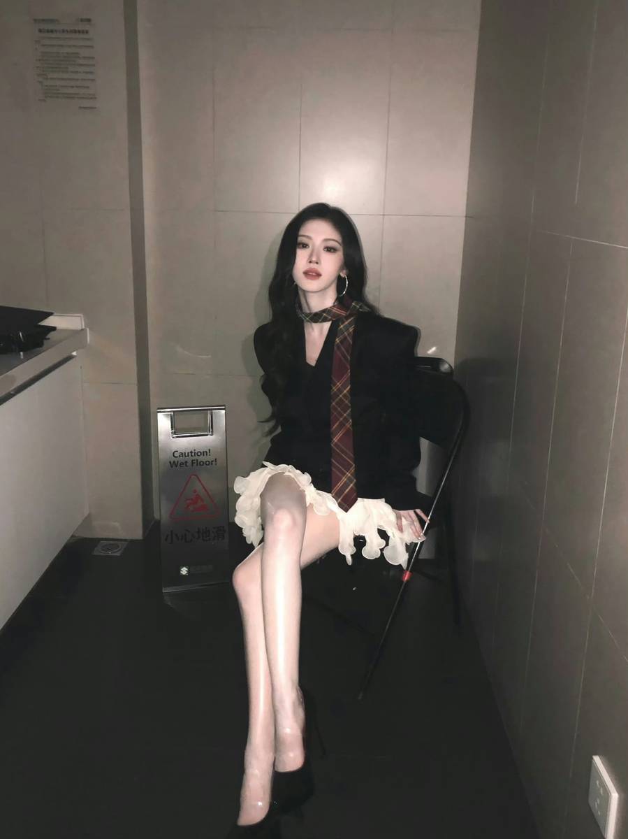 鞠婧祎穿黑西装搭白短裙 双腿又细又长酷飒吸睛