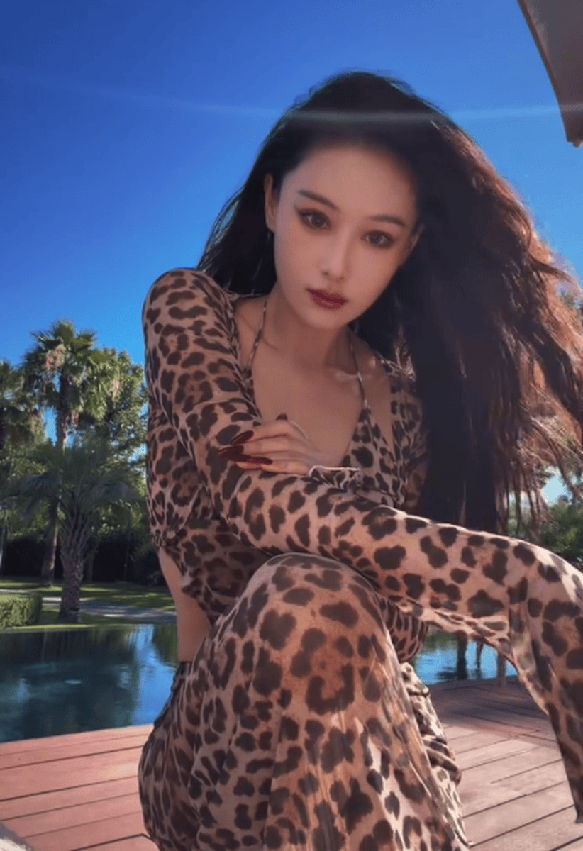 张馨予穿豹纹连衣裙度假 妩媚撩人身材火辣