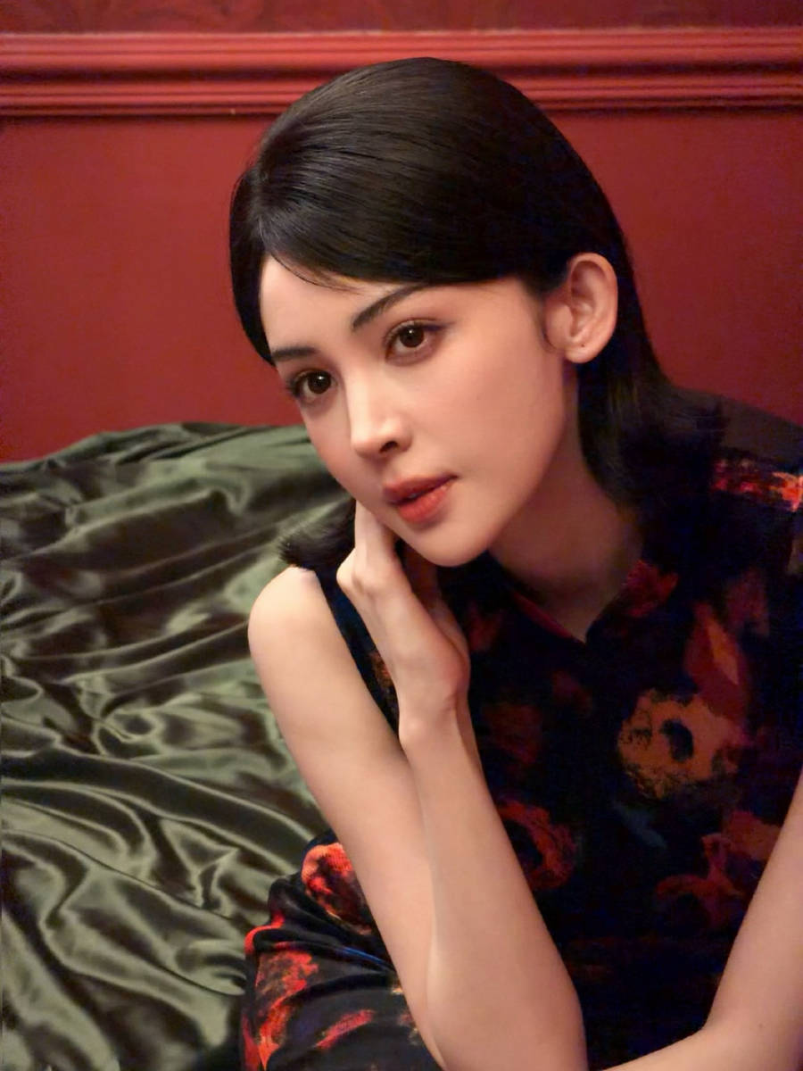 娜扎穿无袖旗袍裙风情万种 勾勒曼妙身姿曲线迷人