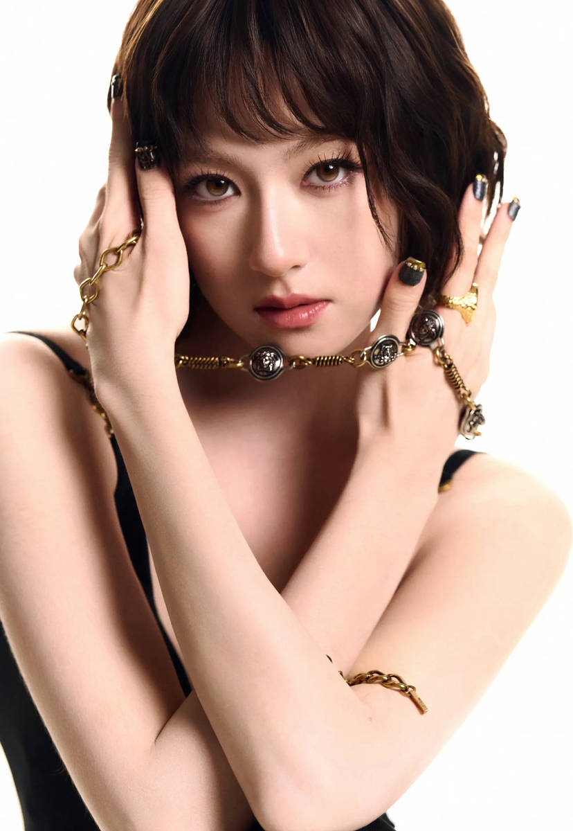 李兰迪短发造型妩媚酷飒 一袭黑色露背裙性感迷人