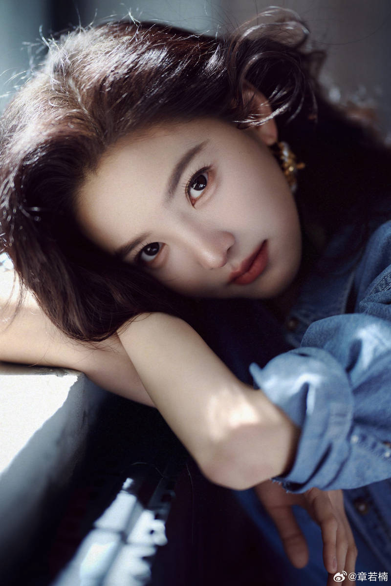 章若楠穿牛仔套装配吊带 满是明媚的少女气息
