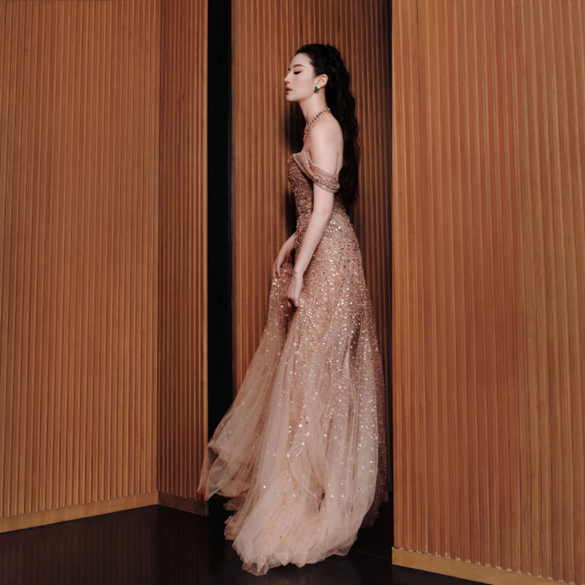 刘亦菲穿抹胸裙气质靓丽 侧躺沙发上勾勒纤细美腿