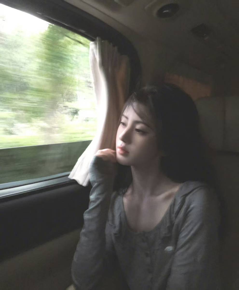 鞠婧祎晒日常随拍照 灰衫穿搭柔婉清冷氛围感拉满
