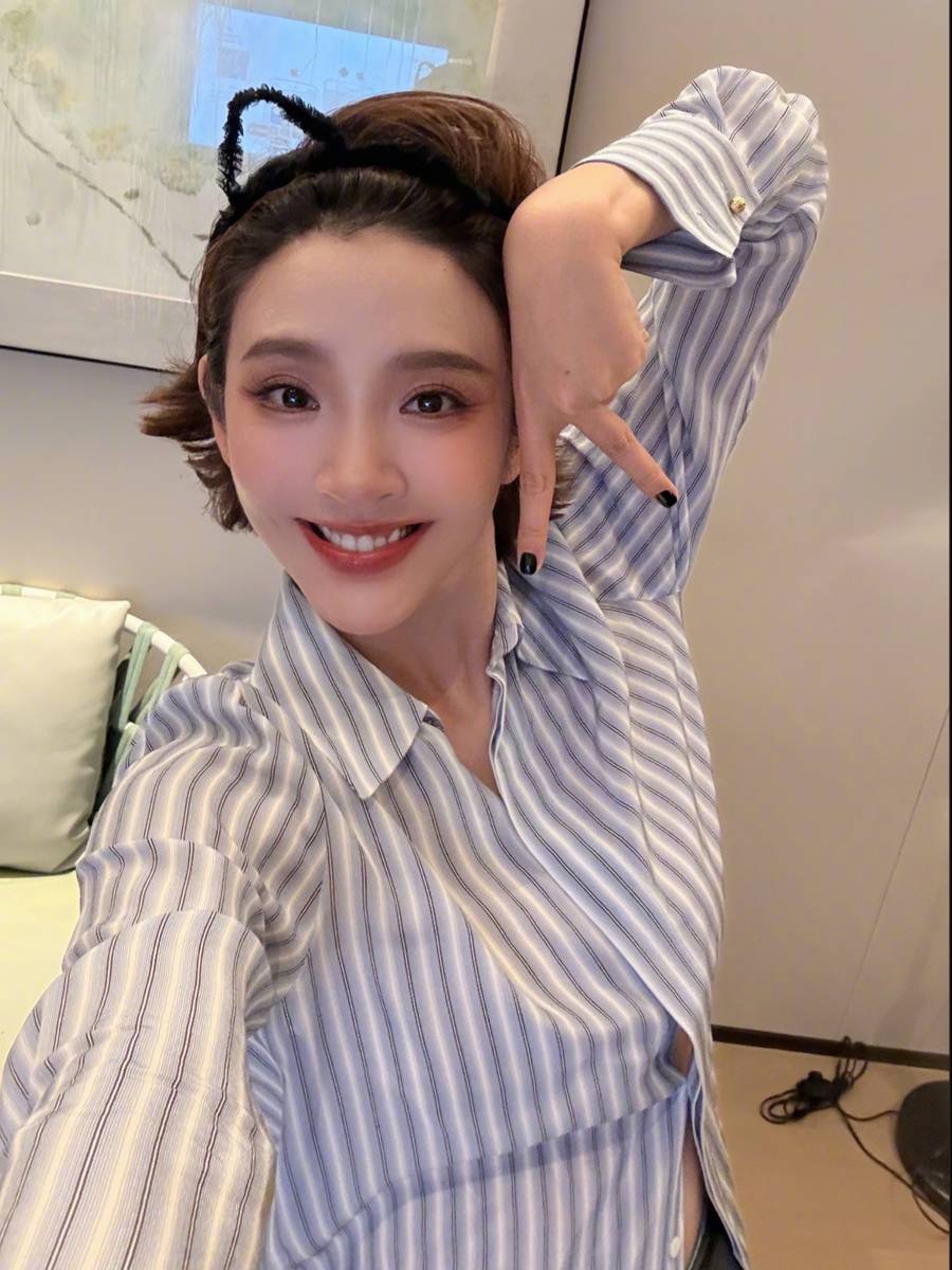 唐艺昕晒自拍美照 抱着软萌小狗甜笑wink好可爱