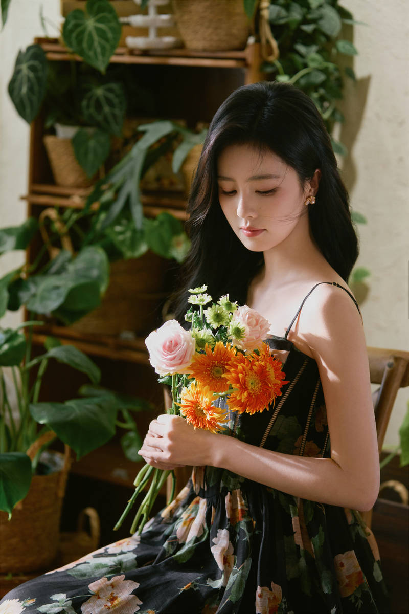白鹿穿长裙温柔恬静 锁骨线条精致美背撩人