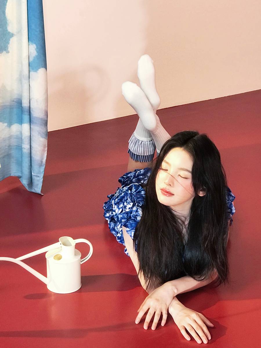 章若楠妆容精致化身千禧少女 身材窈窕慵懒又迷人