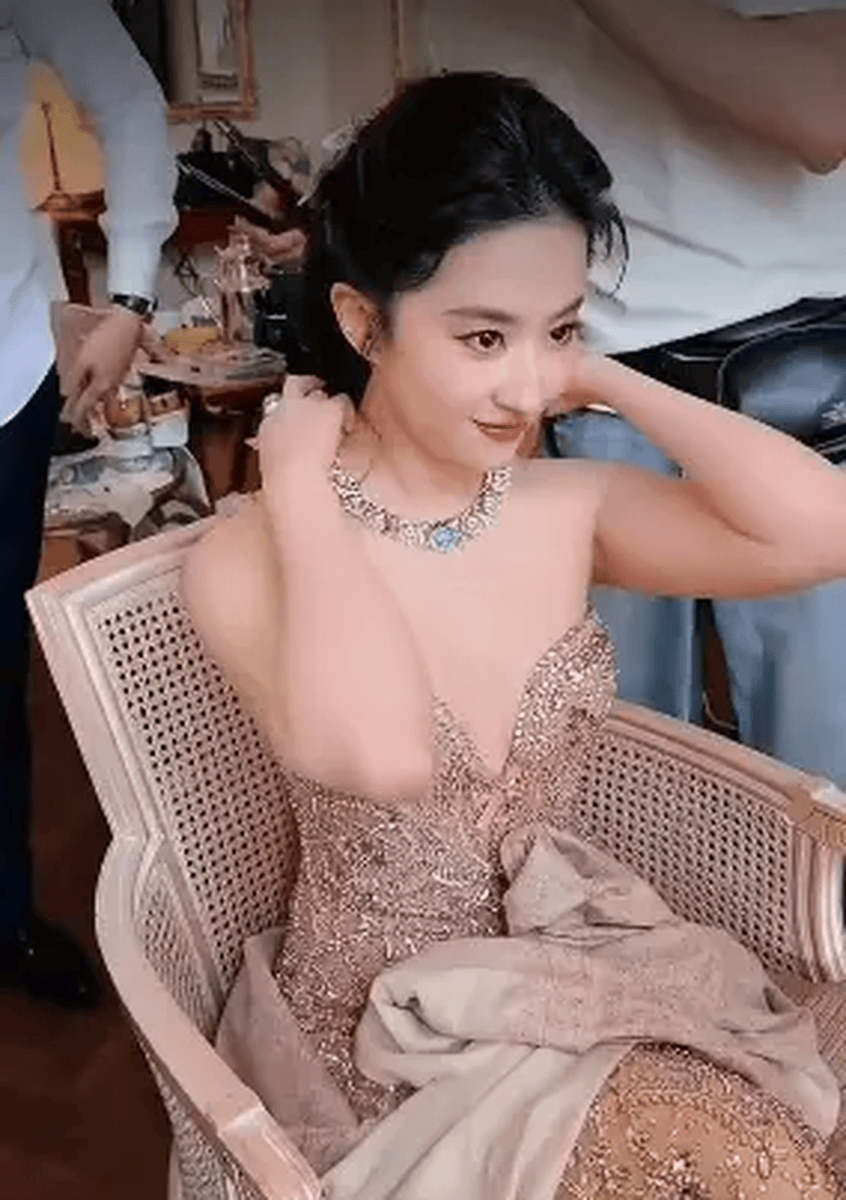 刘亦菲化妆vlog俏皮对镜互动 鲜活灵动美出新高度