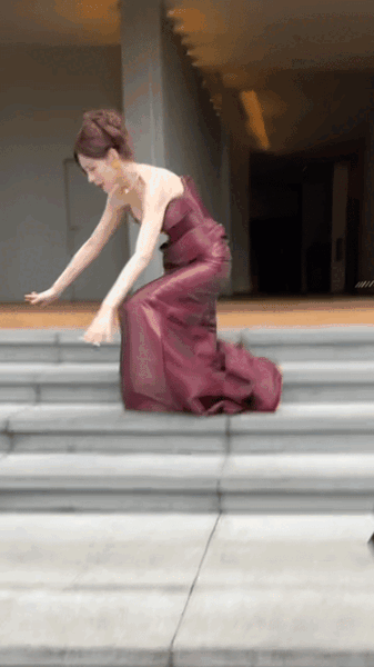 沈梦辰穿V领长裙身材火辣 下台阶时意外摔倒好危险