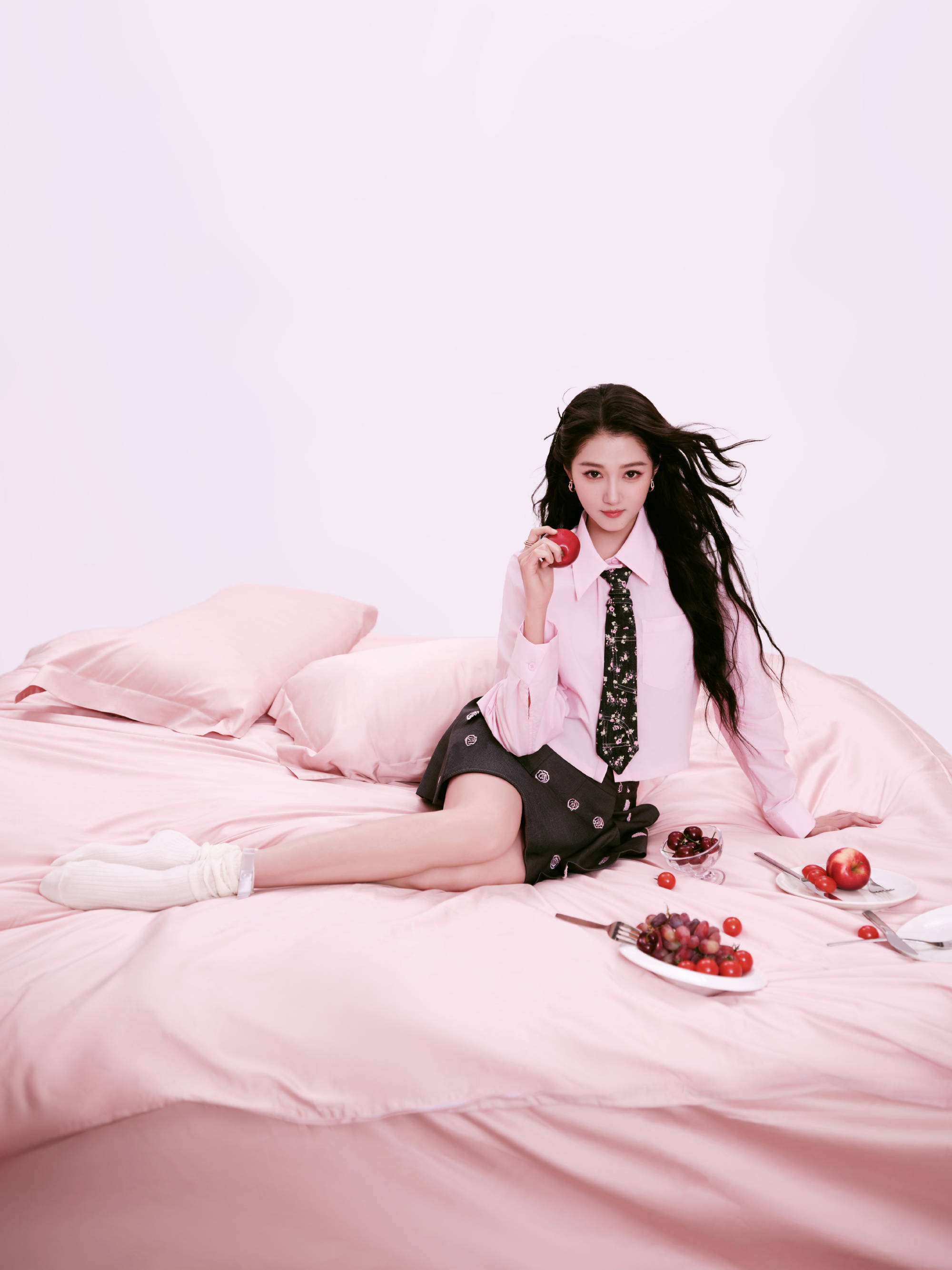 关晓彤穿粉嫩衬衣清新甜美！秒变糖果少女娇俏可人