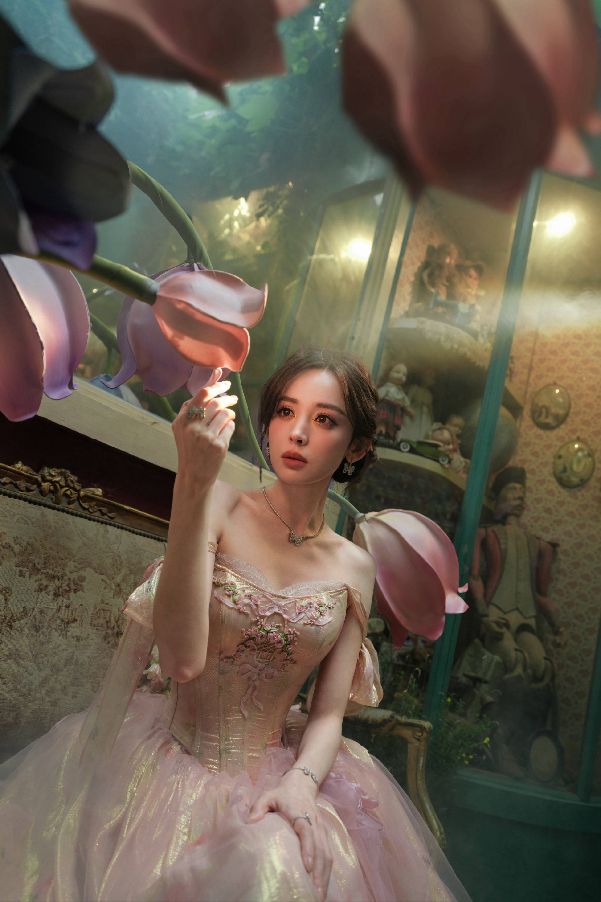 娜扎化身花仙子闪耀灵动！肌肤吹弹可破美貌养眼