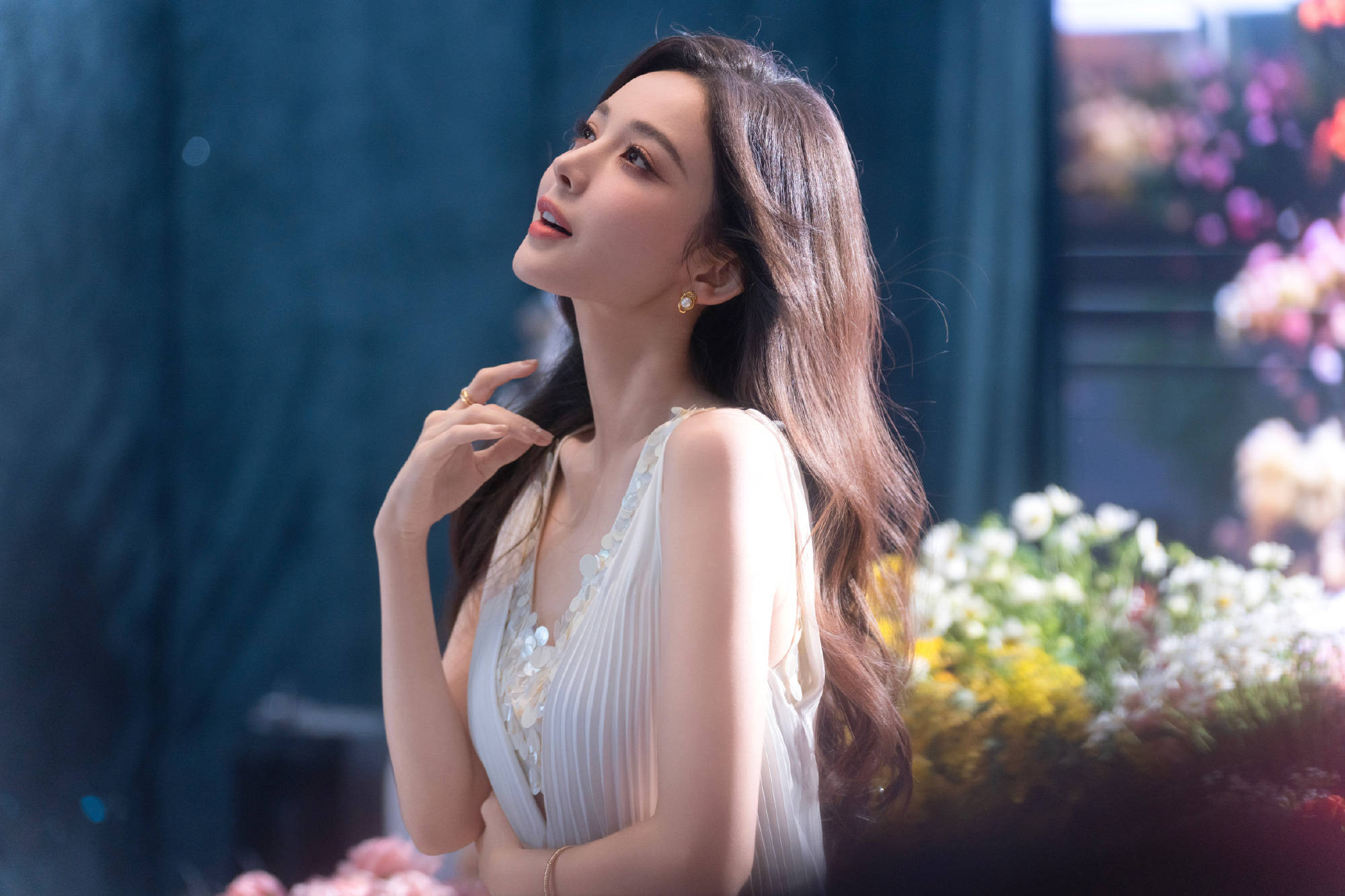 娜扎化身春日捧花少女！穿白色长裙气质清纯动人