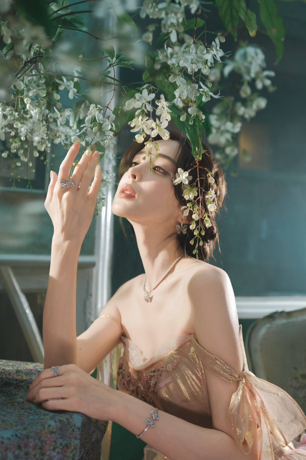 娜扎化身花仙子闪耀灵动！肌肤吹弹可破美貌养眼