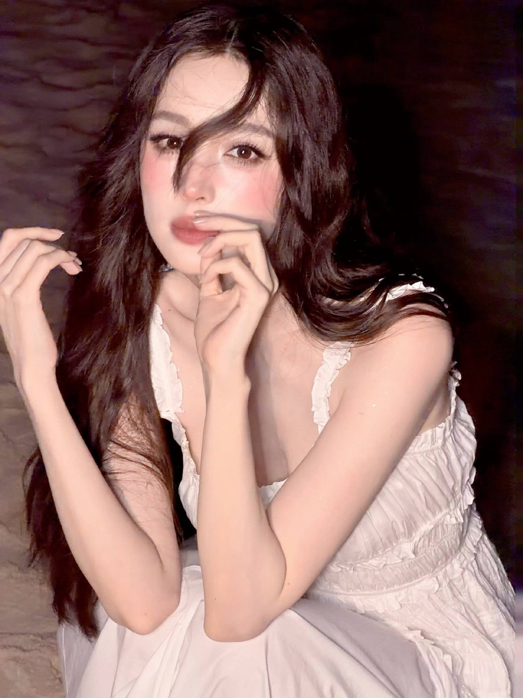 娜扎晒海边随拍照状态松弛！穿白色吊带裙清纯可人