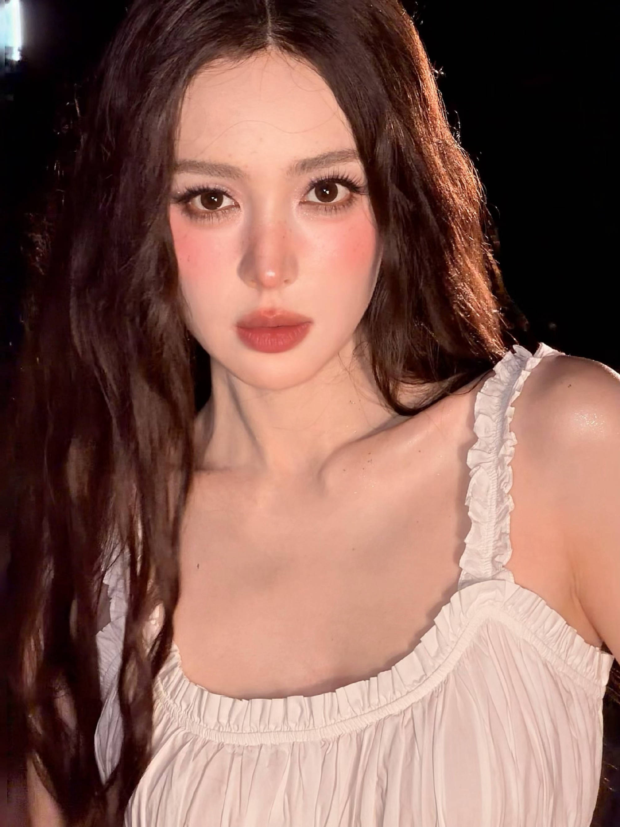 娜扎晒海边随拍照状态松弛！穿白色吊带裙清纯可人
