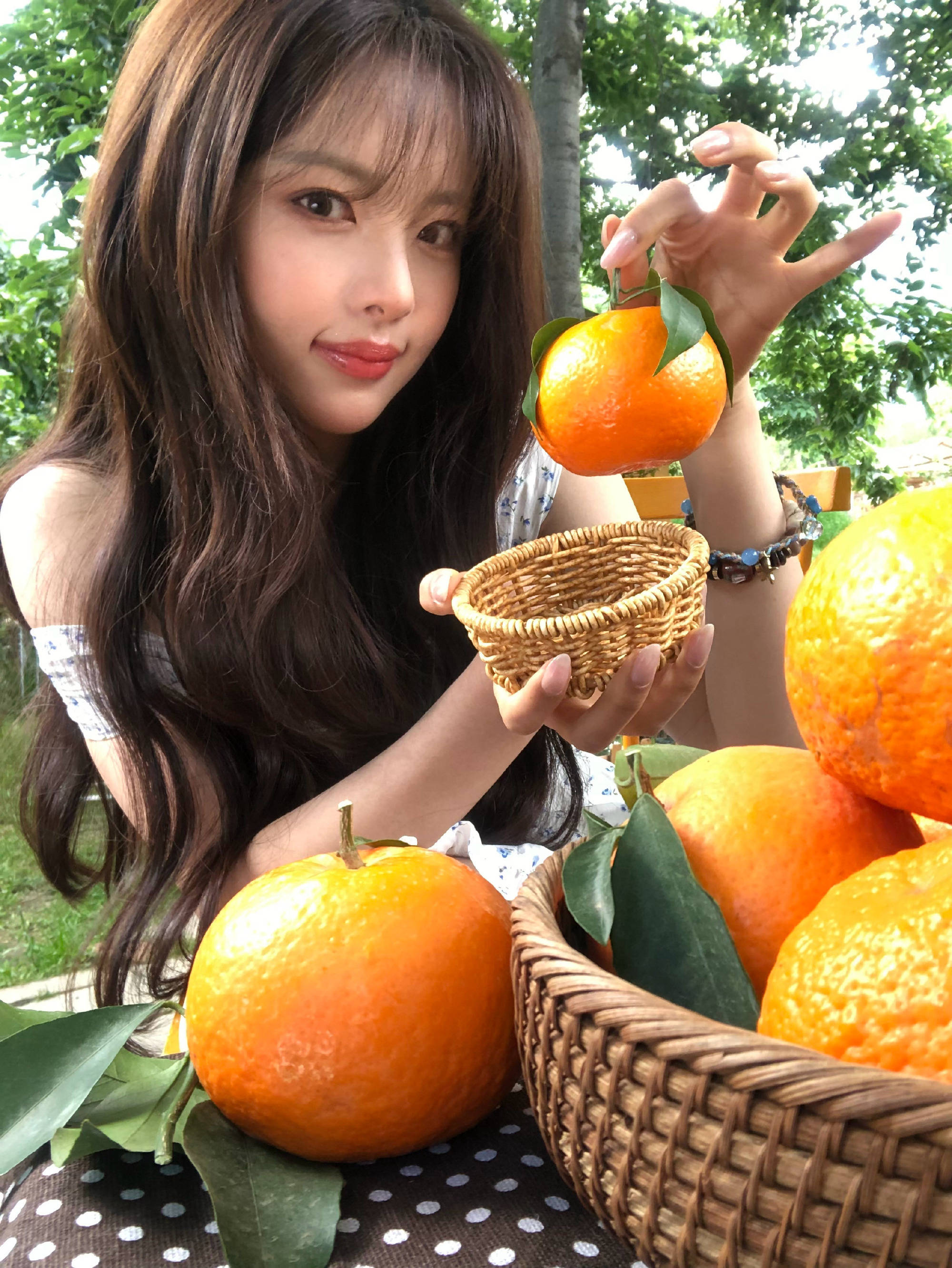 杨超越和橘子合照俏皮可爱 一头卷发少女感满满