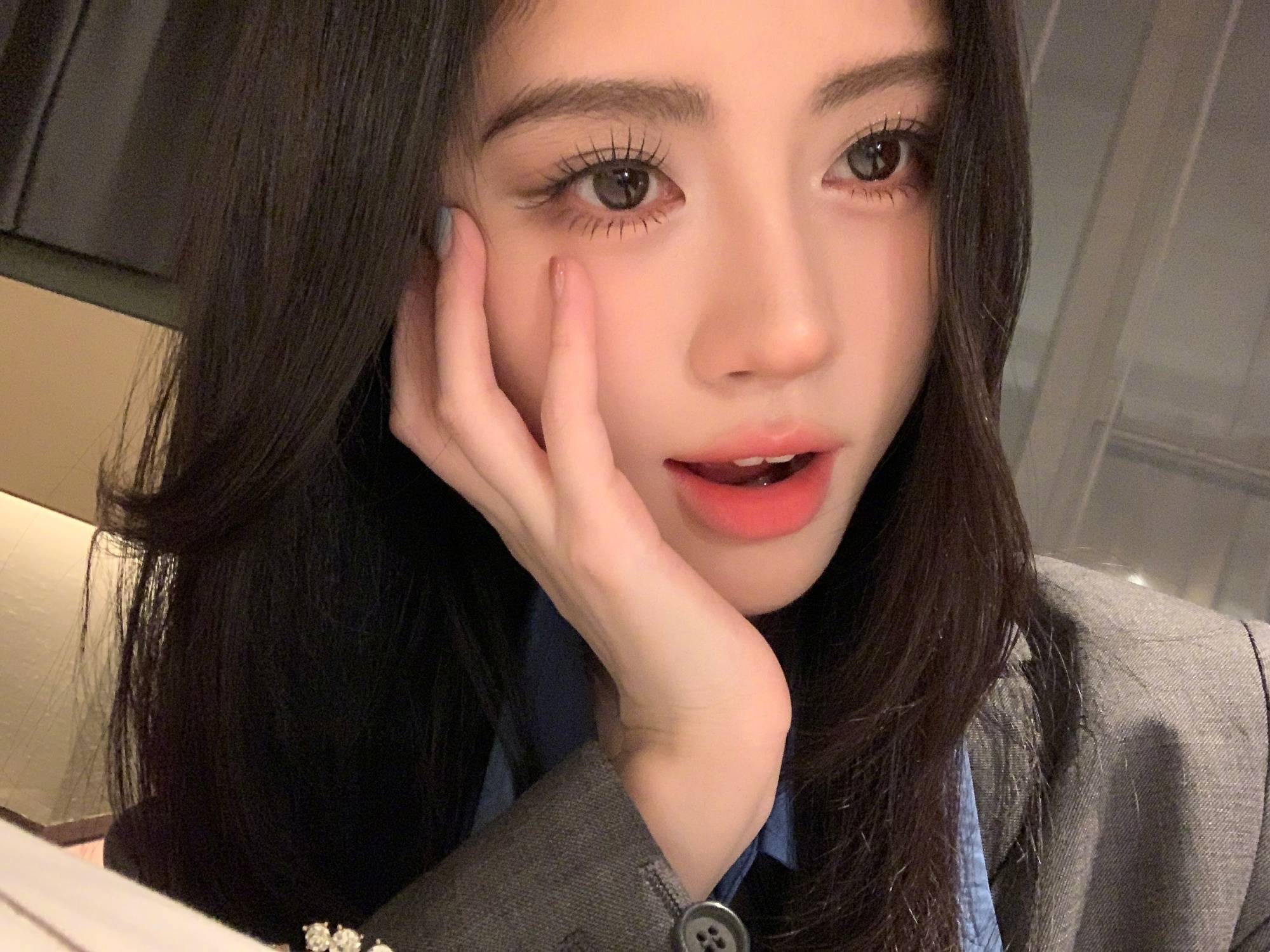 鞠婧祎雨夜撑伞图氛围感拉满！学院风穿搭秒变校花