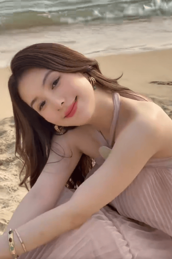 郭富城妻子带女儿去海边度假！粉色纱裙少女感满满