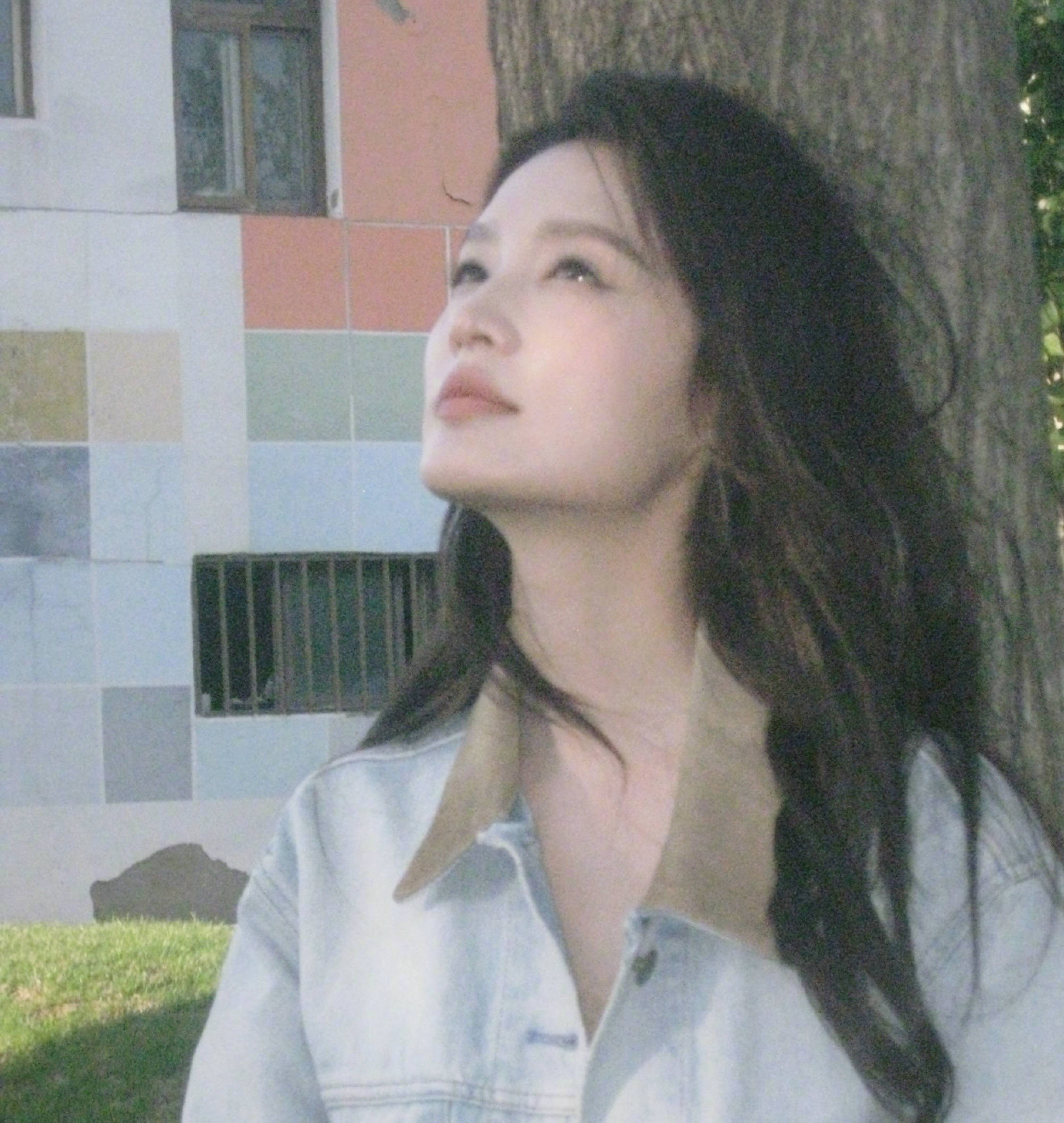 李沁穿印花抹胸短裤秀身材 打扮清凉迎接炎热夏日
