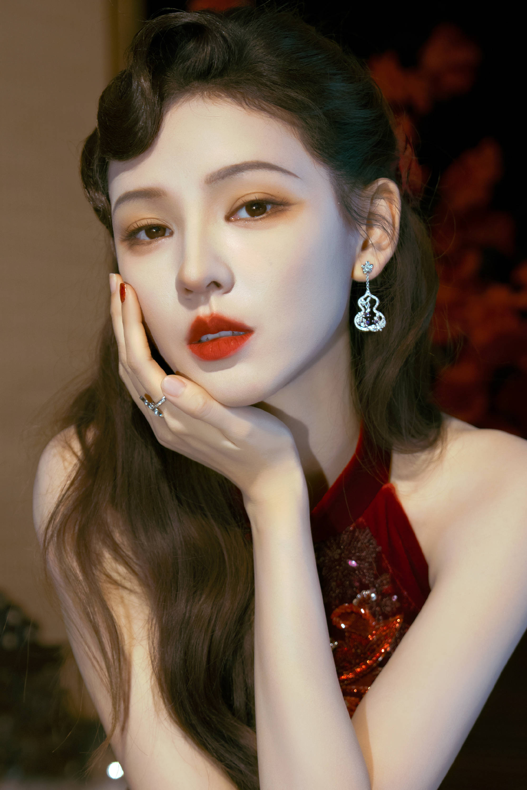 张予曦穿红色旗袍明艳动人！宛若玫瑰女郎性感妩媚