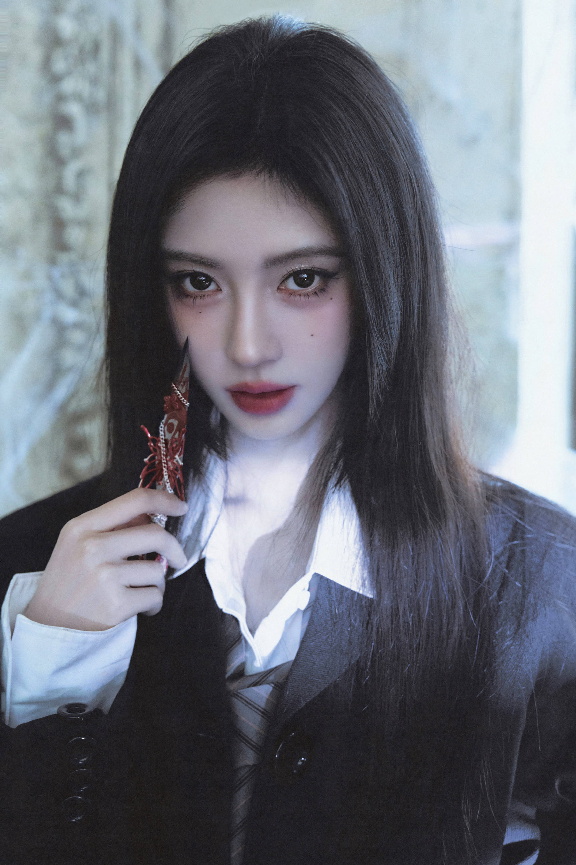 鞠婧祎化身暗黑学院风阴郁少女！眼神犀利气场全开