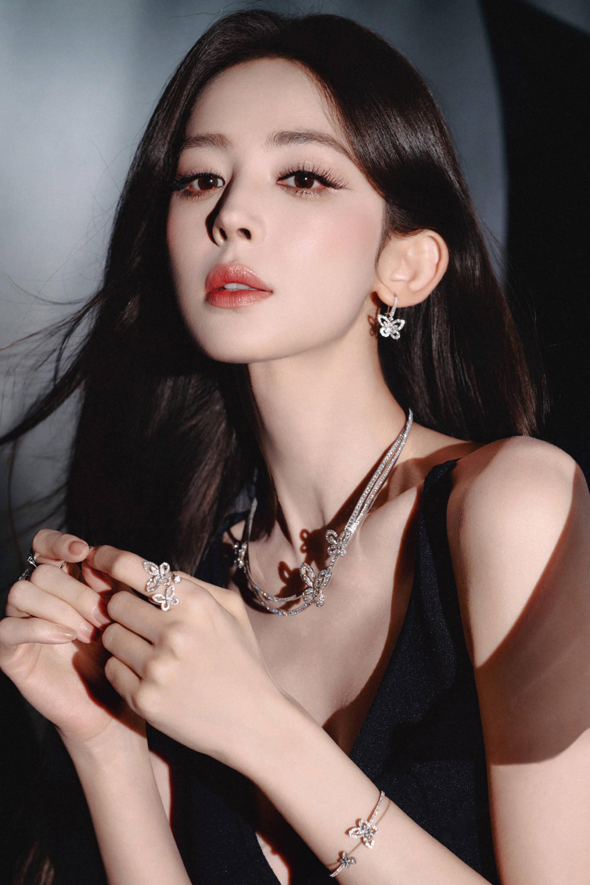 娜扎秒变成熟御姐性感火辣！展露美背肌肤柔软白嫩