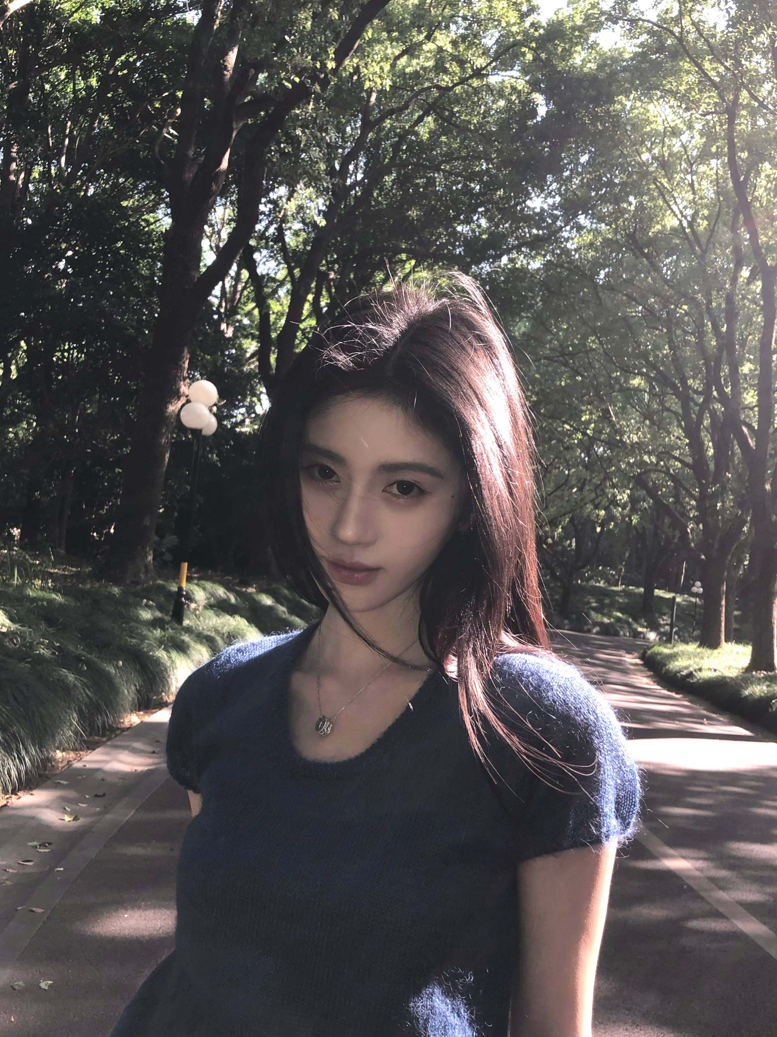 鞠婧祎穿蓝色短袖清冷破碎感十足！笑容温柔又治愈