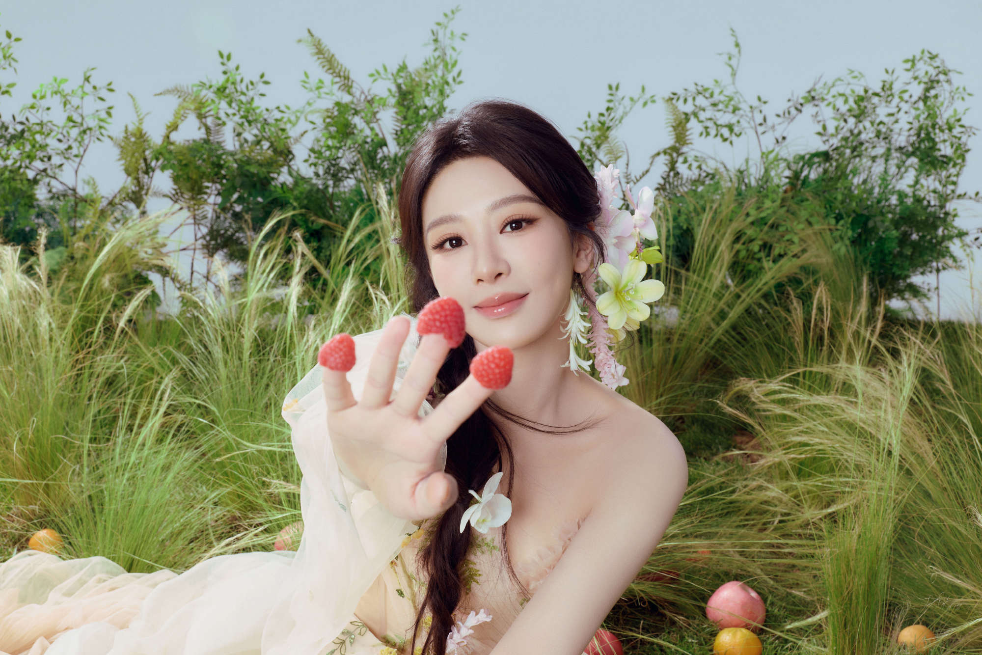 杨紫最新写真大片清新自然！穿斜肩轻纱裙优雅甜美