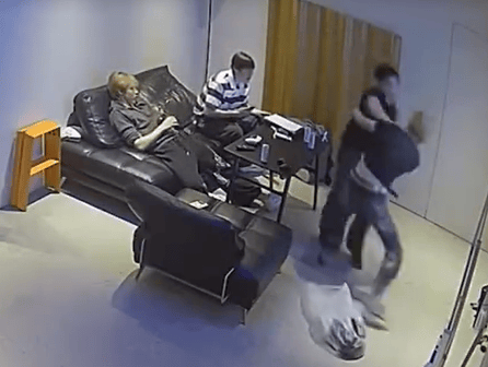 韩国男团未出道先打架 揪领子砸东西引发热议