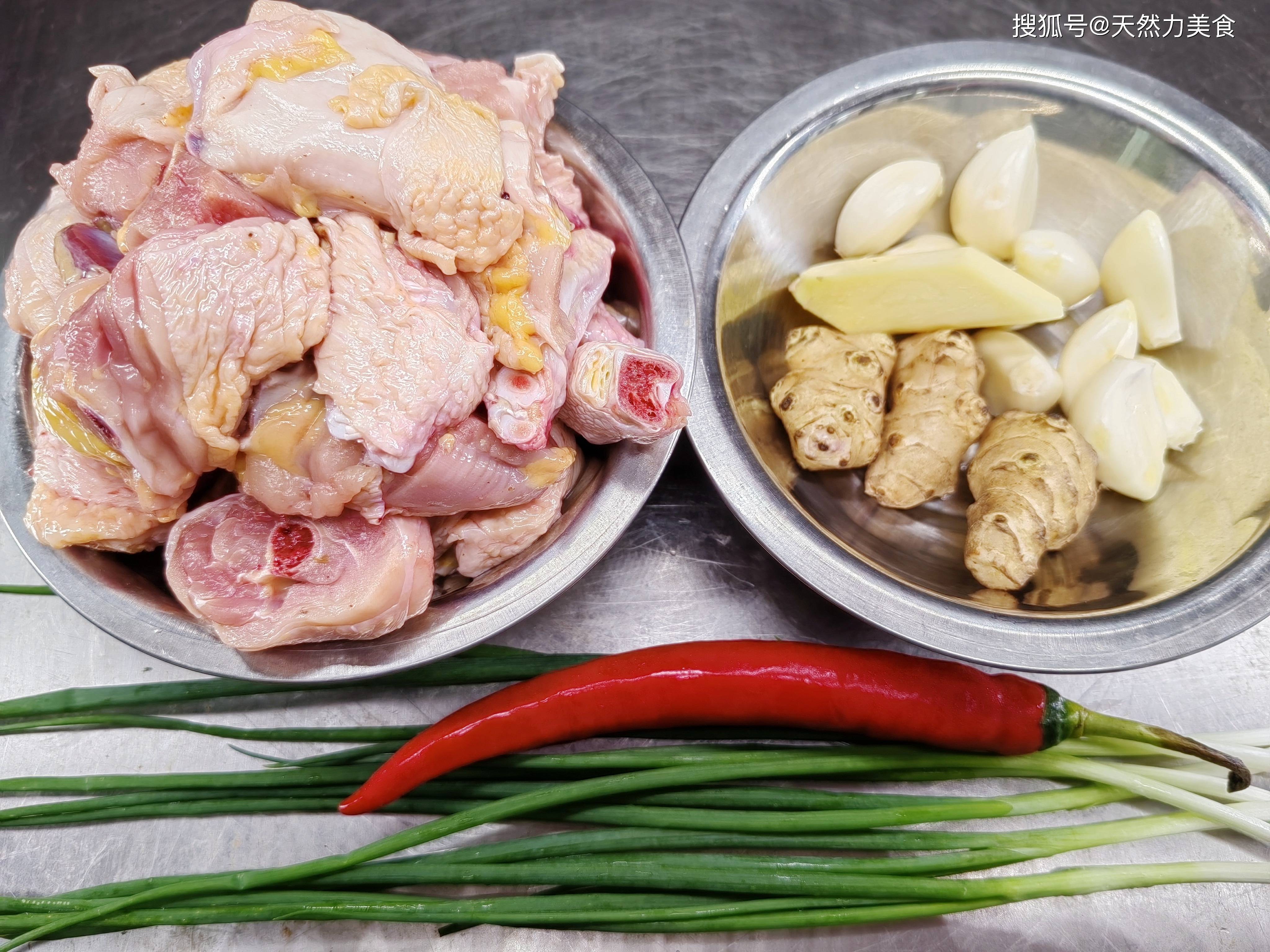 沙姜和鸡肉搭配堪称一绝，沙姜味浓，鸡肉外香里嫩，做法也简单