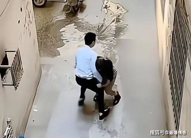 原创因为18万彩礼8年情侣闹崩，女子跪求复合被拒，男子：你这是交易