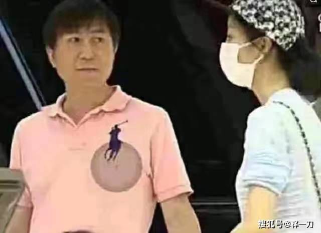 原创 韩雪携富豪老公和好友聚餐,59岁万山头顶稀疏,夫妻同框像父女。-韩雪丈夫身份公开