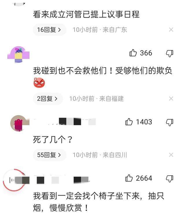 要把人笑死，城管万万没想到，群众竟然看着他们差点被淹死