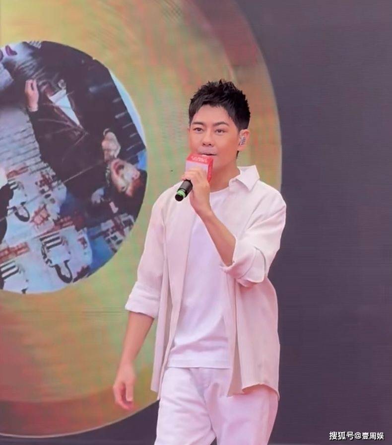 49岁林志颖近照曝光,车祸2年后现身活动唱歌,网友:老了好多-林志颖最近参加的综艺节目