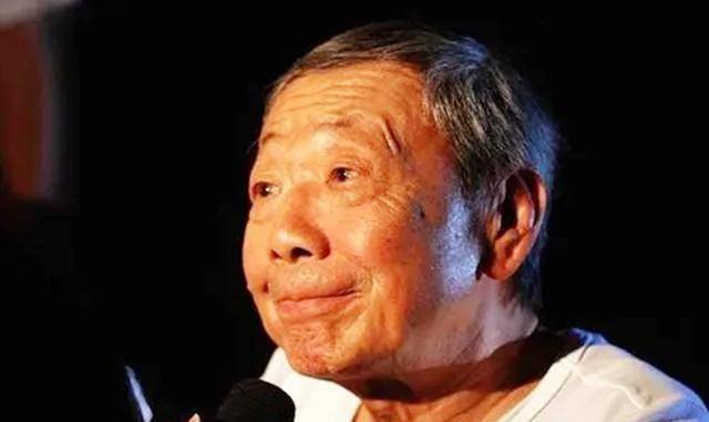 “燕赤霞”午马葬礼：成龙、洪金宝扶灵，刘晓庆献上花圈以示哀思