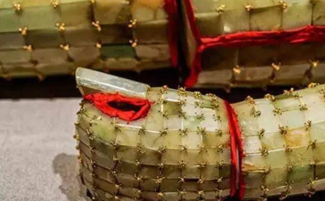 1999年一富商2万伪造金缕衣,故宫专家估价24亿,轻松骗走银行5亿