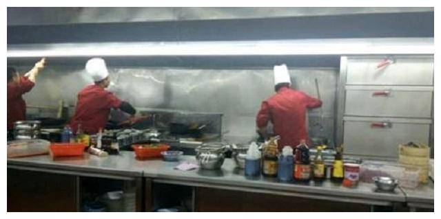 林强在饭店打工为生，每个月能拿2000元的工资，交房租、水电、买奶粉等等