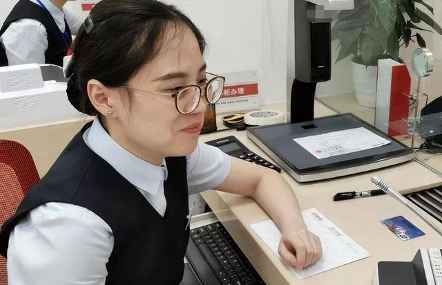 回顾母亲重病，女子取钱被告知仅剩5元，存款早被银行经理偷转走
