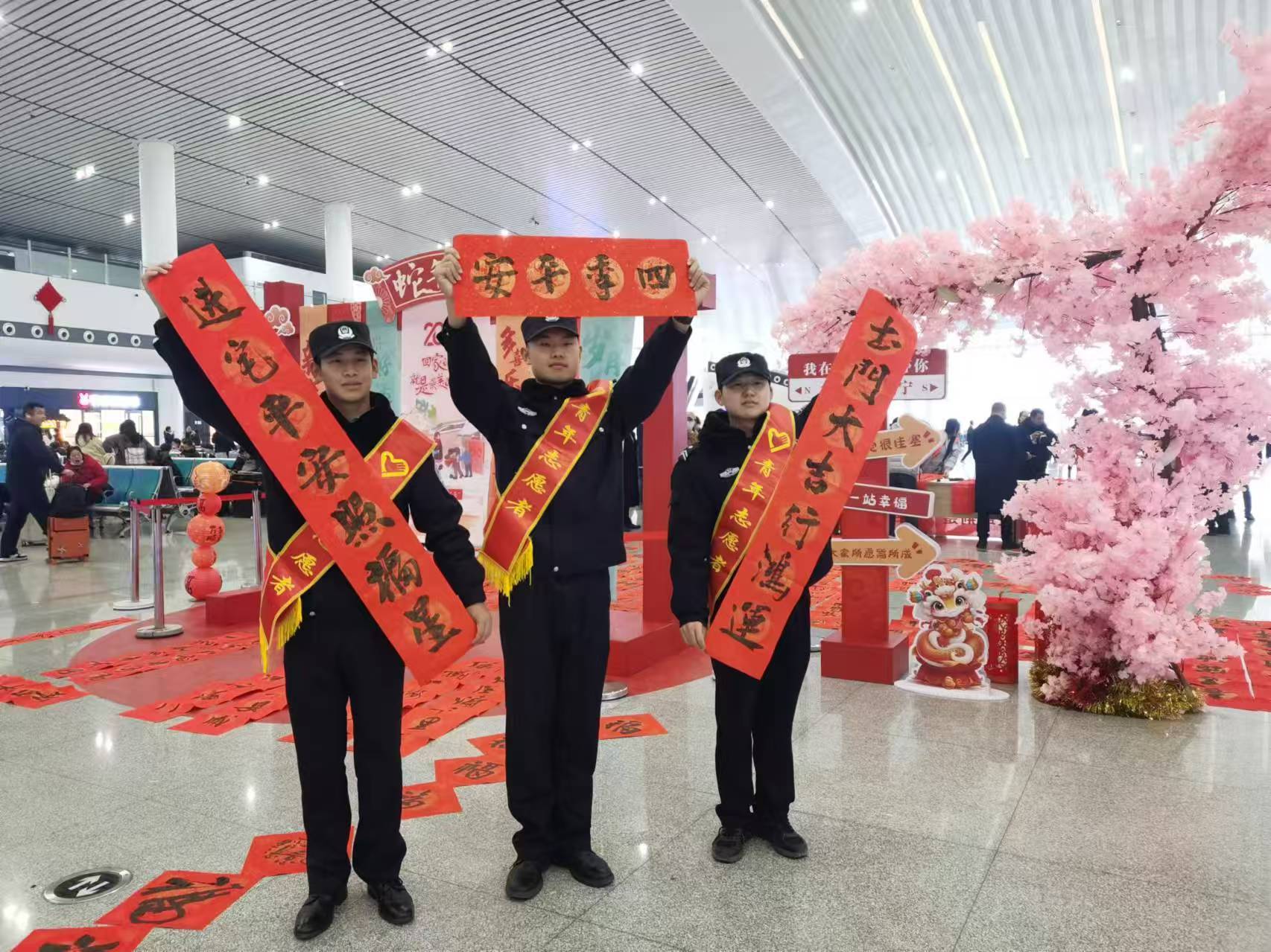 “福”伴旅途 温暖旅客回家路