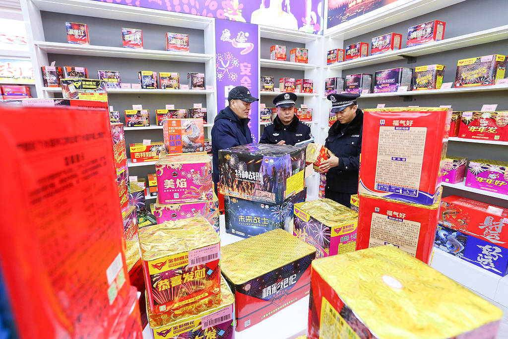 私卖烟花爆竹被查处，地方燃放售卖政策需要更清晰