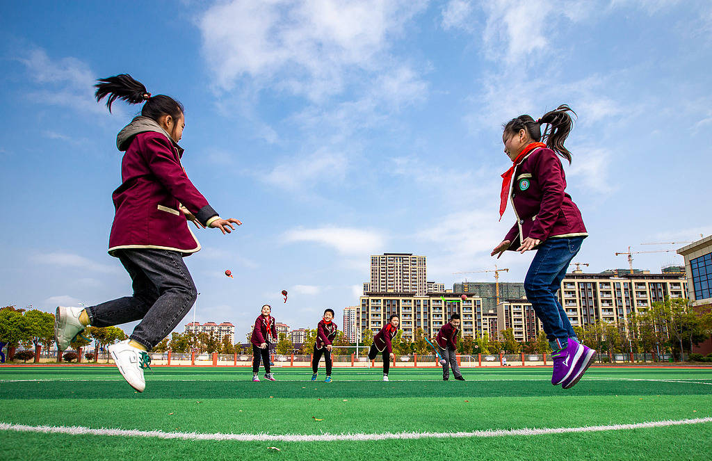 体育老师与其他老师同工同酬，从保住体育课开始