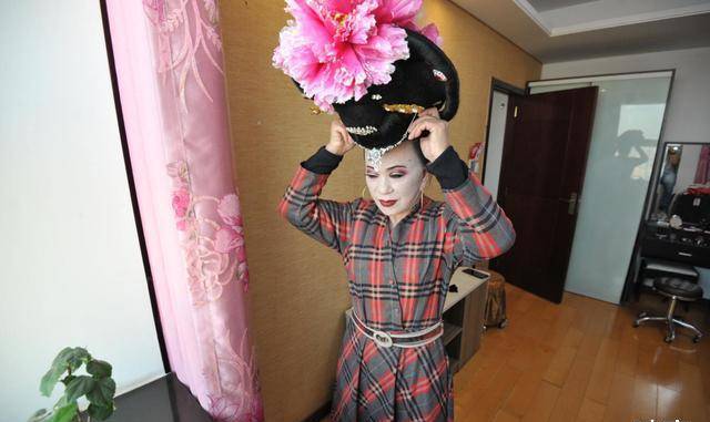 开yun体育网址大爷男扮女装挣下百万家产却沉迷于反串难以自拔后来过得如何(图4)