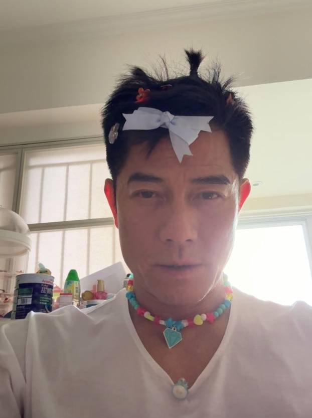 郭富城被二女儿打扮成“郭姑娘”！画面不忍直视