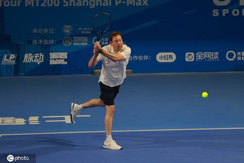 申花主帅出战国际网球大师赛 首轮0-2遗憾出局(图)