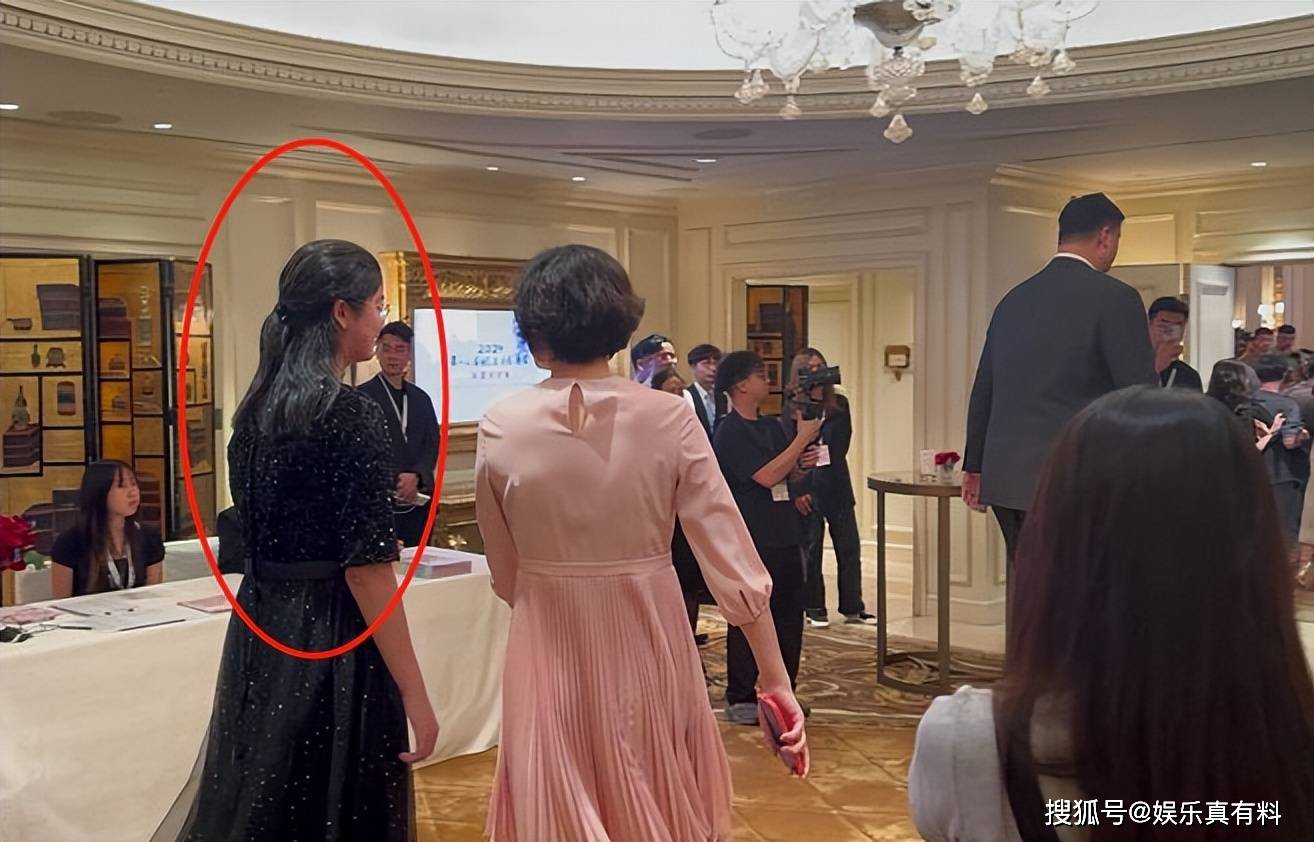 姚明罕见与女儿同框，网友感慨姚沁蕾身高快两米了！