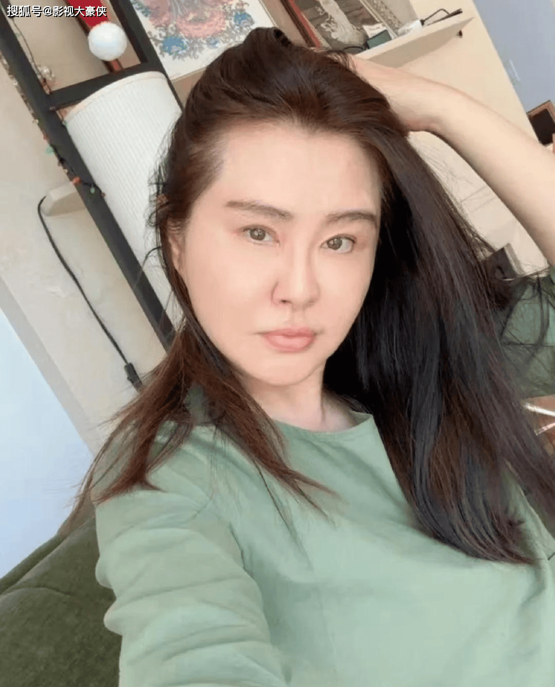 王祖贤在加拿大参加法会，打扮朴素，身材走样，现场帮忙搬桌子