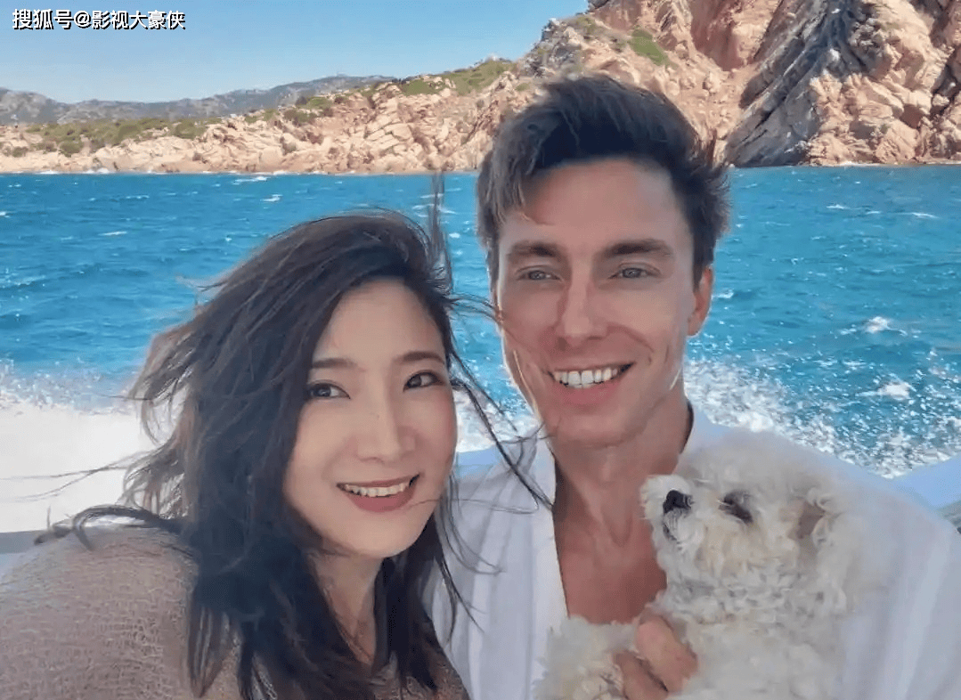 许婧晒意大利度假照，和外籍老公海边游泳，皮肤白皙身材太好了