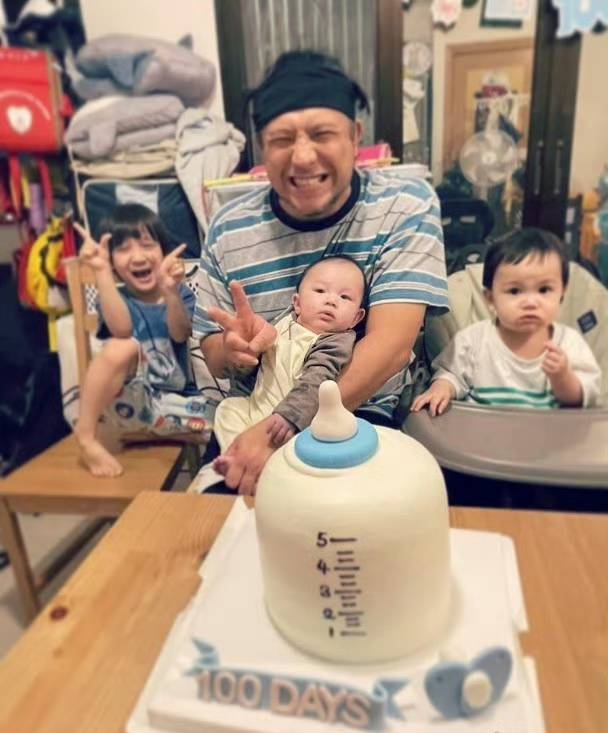 香港男星长期财困被逼与老婆儿子分开，为养家做搬运工，黑雨中送雪柜