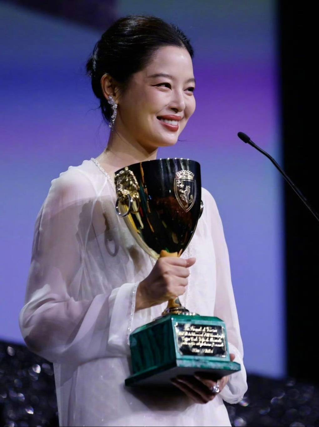 辛芷蕾获第82届威尼斯国际电影节最佳女演员奖 成为中国第三位威尼斯华人影后
