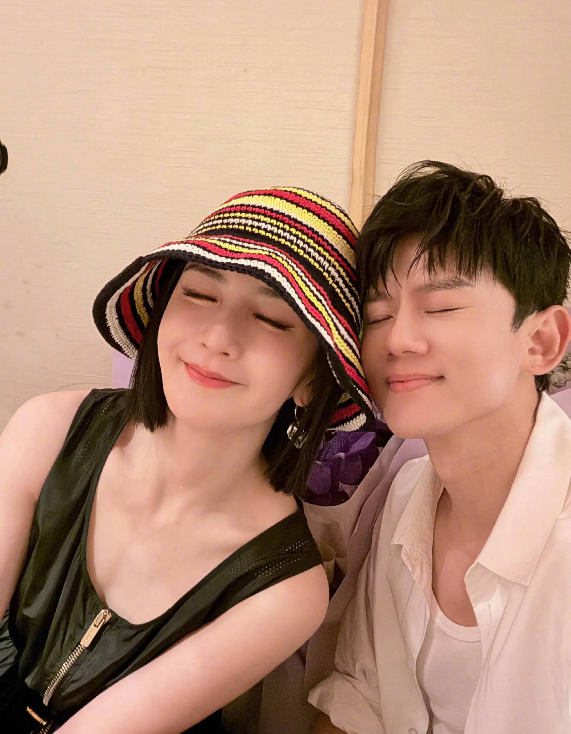 谢娜张杰庆祝结婚十四周年！晒夫妻俩亲密合照感情甜蜜